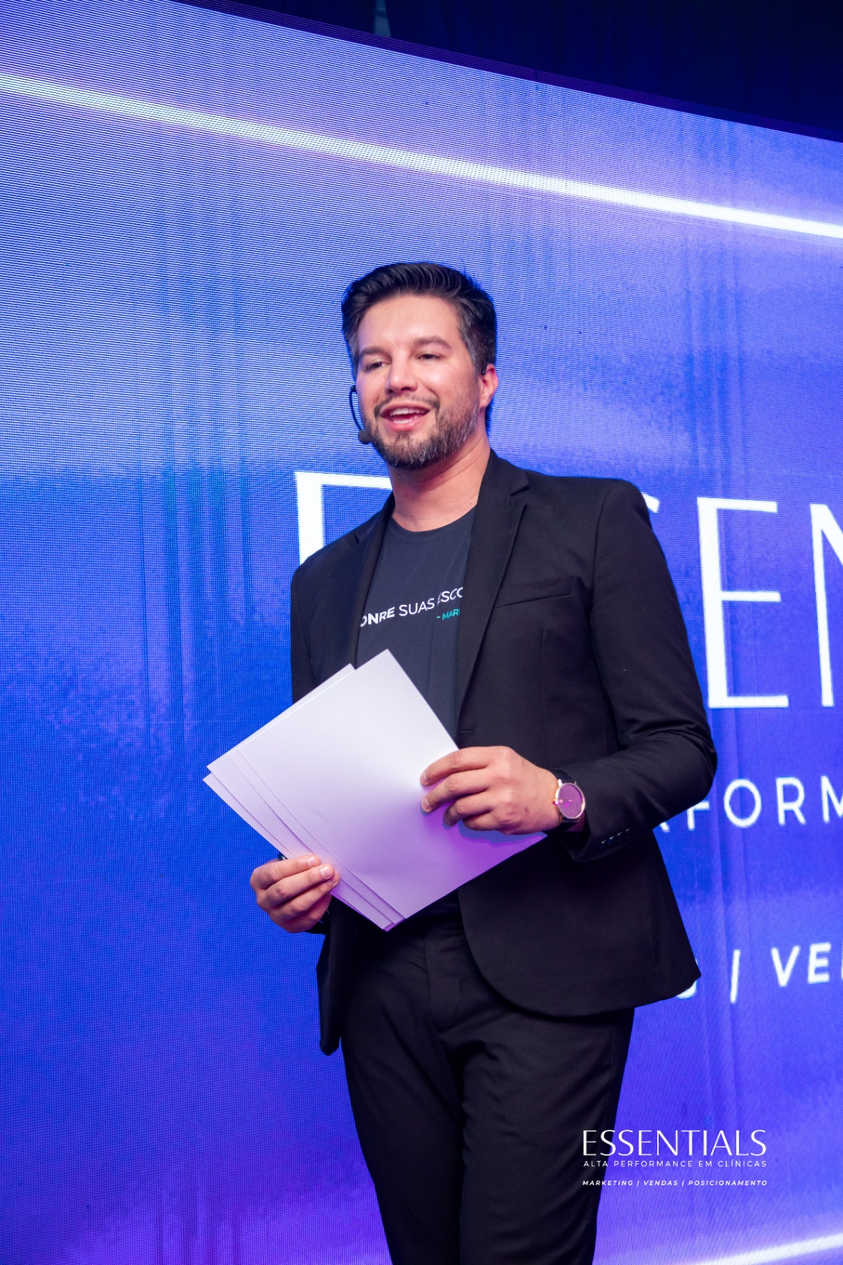 Jonatas Pinheiro em palestra sobre alta performance em clínicas